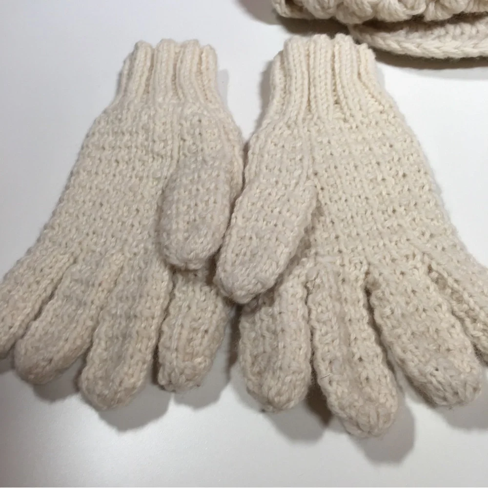 Vintage Cream Crochet Newsboy Cap and Matching Knit Gloves - Picture 10 of 15